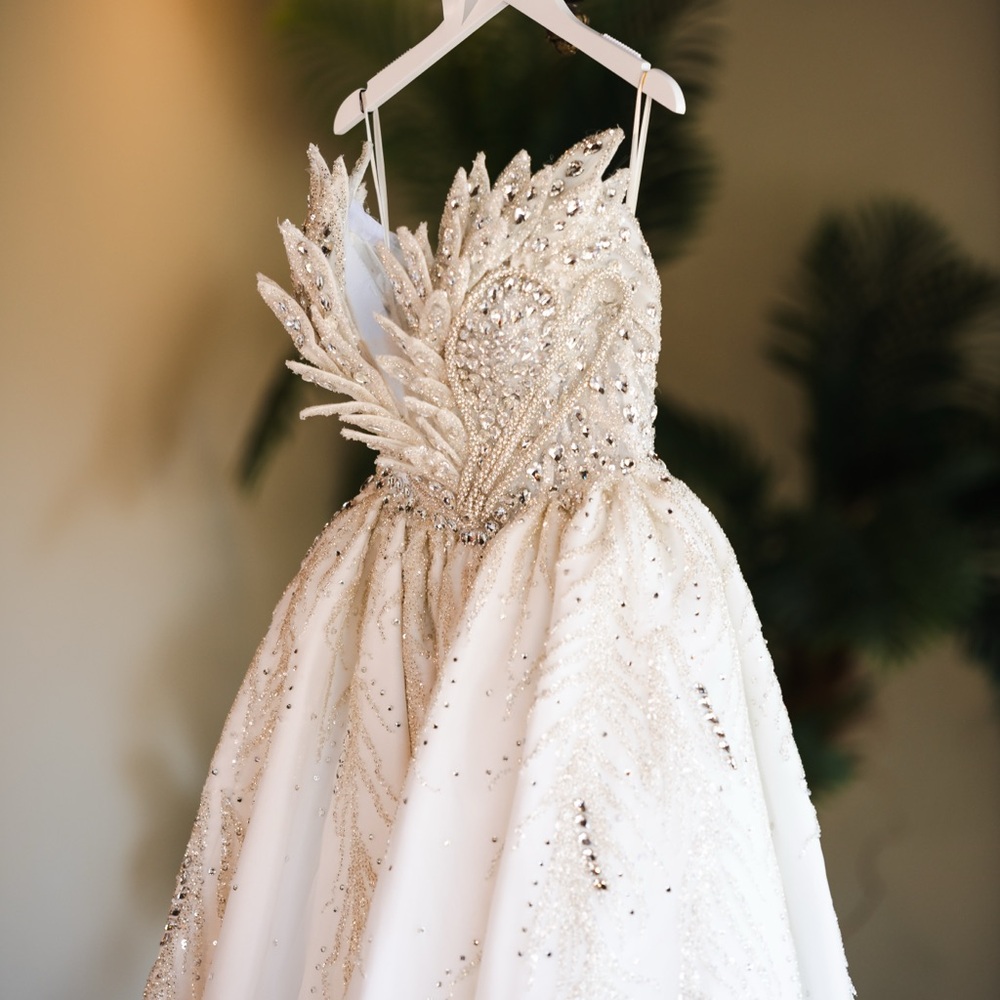 Elegant White Wedding Dress - Picture 5 of 8